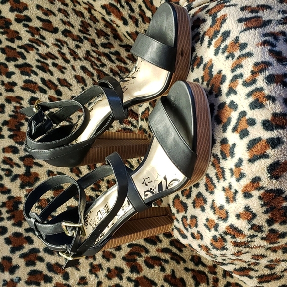 Shoes - Picture 2 of 4